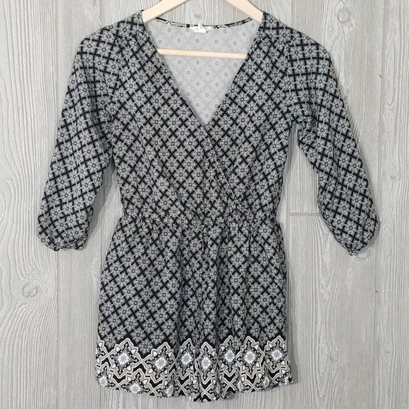 Aeropostale Other - Aeropostale XS diamond floral design romper NWOT
